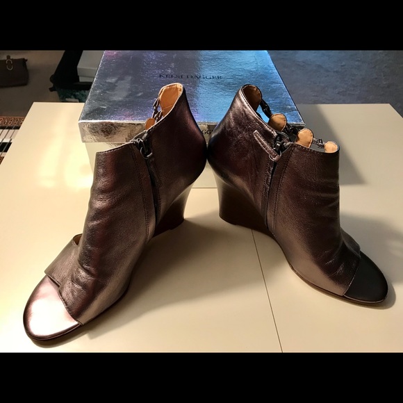 Kelsi Dagger bronze leather metal accent wedges - Picture 2 of 6